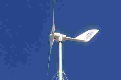 Windgenerator SW 1250 vor blauem Himmel